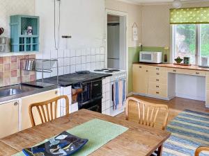 Een keuken of kitchenette bij 6 person holiday home in VERUM