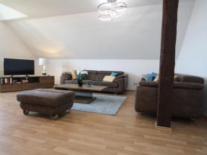 ein Wohnzimmer mit einem Sofa und einem Tisch in der Unterkunft Apartment On The Beach, Schwerin in Schwerin