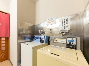 eine Küche mit einer Kasse in einem Zimmer in der Unterkunft Tabist Ryosou Minatosou Joetsu in Naoetsu