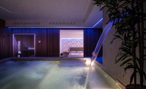 een zwembad in een hotelkamer met een bed bij SG Suite & Spa Amalfi Coast in Vietri