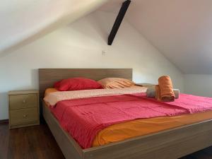 Postel nebo postele na pokoji v ubytování Peachy house Bežigrad