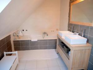 ein Badezimmer mit Waschbecken und Badewanne in der Unterkunft Holiday Home in Crozon near Sandy Beaches in Crozon