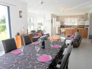 einen Esstisch mit rosa Servietten und Weingläsern in der Unterkunft Holiday Home in Crozon near Sandy Beaches in Crozon + 23 Fotos