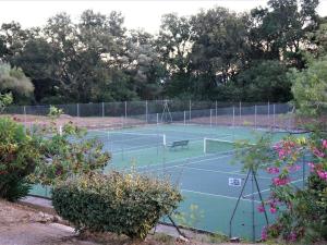 Tenis a/nebo squash v ubytování Holiday Home in La Croix-Valmer near Beaches nebo okolí