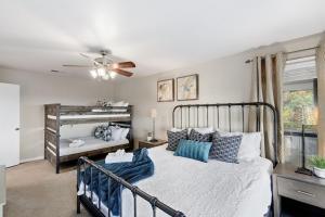 ein Schlafzimmer mit einem Bett und einem Deckenventilator in der Unterkunft Hot Tub, Heated Infinity Pool, Perfect Hill Country Estate on 10 Acres in Jonestown + 34 Fotos