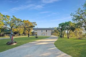 einen Fußweg vor einem Haus mit Bäumen in der Unterkunft Hot Tub, Heated Infinity Pool, Perfect Hill Country Estate on 10 Acres in Jonestown