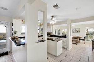 eine Küche mit weißen Schränken und ein Esszimmer in der Unterkunft Hot Tub, Heated Infinity Pool, Perfect Hill Country Estate on 10 Acres in Jonestown