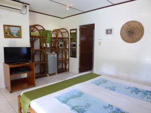 Katil atau katil-katil dalam bilik di Marcosas Cottages Resort