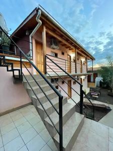 une maison avec un escalier qui y mène dans l'établissement Cecilia's Home Iguazú, à Puerto Iguazú