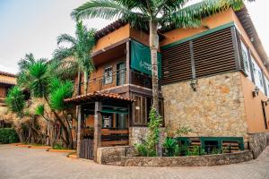 un edificio con palme di fronte di Tiradentes Village a Tiradentes