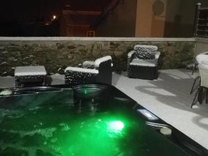 Πισίνα στο ή κοντά στο Gîte de Charme avec Spa, Hammam et Vélo Électrique près du Parc du Pilat - FR-1-496-8