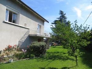 ein Haus mit einem Balkon und einem Hof in der Unterkunft Gîte Lorette, 3 pièces, 2 personnes - FR-1-496-76 in Lorette