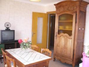 TV a/nebo společenská místnost v ubytování Gîte à Lorette avec jardin et jeux pour enfants - FR-1-496-76 + 5 fotografií