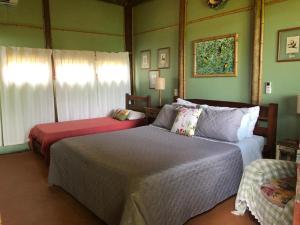 Un dormitorio con dos camas en una habitación. en Casa na Praia com vista para o mar, en Paraty