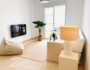 TV a/nebo společenská místnost v ubytování Small Oasis
