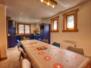 jadalnia z długim stołem i krzesłami w obiekcie Chalet paisible à Morillon avec jacuzzi et proche des pistes skiables - FR-1-642-66 w mieście Morillon