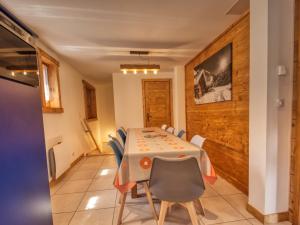Część wypoczynkowa w obiekcie Chalet paisible à Morillon avec jacuzzi et proche des pistes skiables - FR-1-642-66