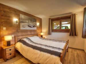 sypialnia z łóżkiem i oknem w obiekcie Chalet paisible à Morillon avec jacuzzi et proche des pistes skiables - FR-1-642-66 w mieście Morillon