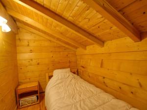 Łóżko lub łóżka w pokoju w obiekcie Chalet paisible à Morillon avec jacuzzi et proche des pistes skiables - FR-1-642-66