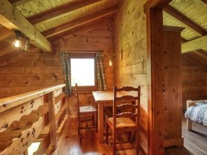 Część wypoczynkowa w obiekcie Chalet paisible à Morillon avec jacuzzi et proche des pistes skiables - FR-1-642-66