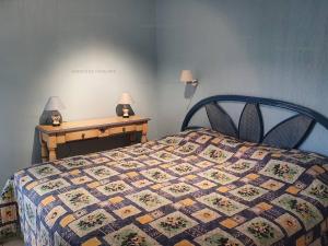 1 dormitorio con 1 cama y 1 mesa con lámparas en Appartement Cavalaire-sur-Mer, 2 pièces, 4 personnes - FR-1-100-277, en Cavalaire-sur-Mer