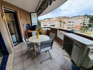balcón con mesa y sillas en Appartement Cavalaire-sur-Mer, 2 pièces, 4 personnes - FR-1-100-277, en Cavalaire-sur-Mer
