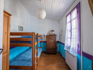 Pokój z 2 łóżkami piętrowymi i oknem w obiekcie Maison Typique 3 Chambres, Proche Océan, Jardin Clôturé, Animaux Admis - FR-1-521-206 w mieście Biscarrosse