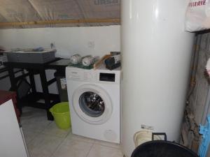 Cuisine ou kitchenette dans l'établissement Maison contemporaine 8-10 pers, proche plage et bourg, terrasse, jardin, WIFI, parking - FR-1-639-73