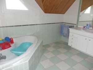 Salle de bains dans l'établissement Maison contemporaine 8-10 pers, proche plage et bourg, terrasse, jardin, WIFI, parking - FR-1-639-73 13 autres photos