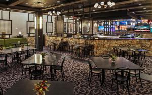 מסעדה או מקום אחר לאכול בו ב-Lakeside Hotel Casino