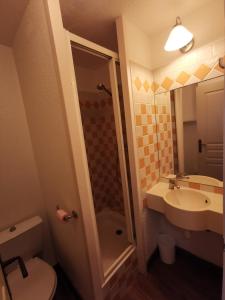een badkamer met toilet en wastafel bij Cannes Villa Francia appartement 7 personnes climatisé in Cannes +5 foto's
