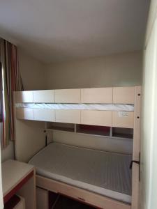 een lege kast in een kleine kamer bij Cannes Villa Francia appartement 7 personnes climatisé in Cannes