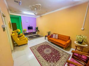 a living room with two chairs and a couch at Nail Guest House Kuala Besut in Kampong Nail