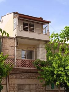 Το κτήριο όπου στεγάζεται  το διαμέρισμα