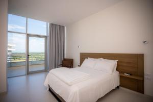 En eller flere senger på et rom på Sky Hotel