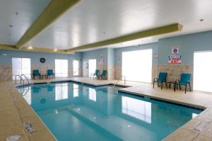 Swimmingpoolen hos eller tæt på Holiday Inn Express Hotel & Suites Atlanta Airport West - Camp Creek, an IHG Hotel