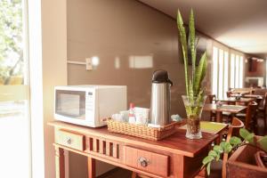 a microwave sitting on top of a wooden table at CAMBRAIA HOTEL ARCOS in Arcos