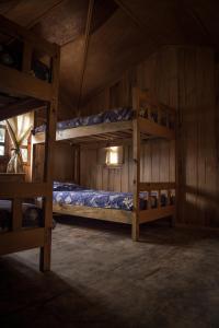 a room with two bunk beds in a cabin at Rancho La Mesa 