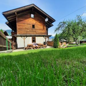 גינה חיצונית ב-DAS LANDHAUS hart zillertal