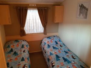 Postel nebo postele na pokoji v ubytování Caravan on Golden Gate Holiday Park