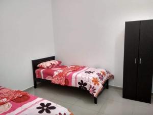 een slaapkamer met 2 bedden en een dressoir bij FENDIONYA CORAL in Port Dickson