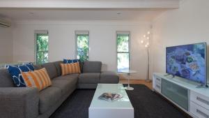 Μια τηλεόραση ή/και κέντρο ψυχαγωγίας στο Belmore Terrace Perfect Pad Just 100 metres to the beach
