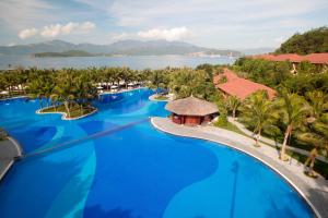 Vue sur la piscine de l'établissement Vinpearl Luxury Nha Trang ou sur une piscine à proximité