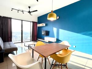 une salle à manger avec une table et des chaises jaunes dans l'établissement Sunset House-Atlantis Residence, à Malacca