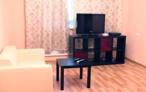 モスクワにあるApartment on Molodyozhnayaのリビングルーム(テレビ、コーヒーテーブル付)