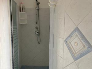 A bathroom at BILOCALE VISTA MARE CON POSTO AUTO