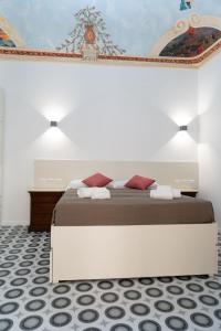 a bedroom with a bed and a painting on the wall at Zagara e Lumia in Catania