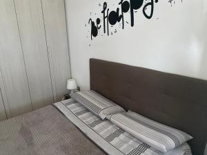 A bed or beds in a room at BILOCALE VISTA MARE CON POSTO AUTO