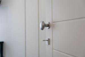 a white door with a silver handle in a bathroom at Zagara e Lumia in Catania
