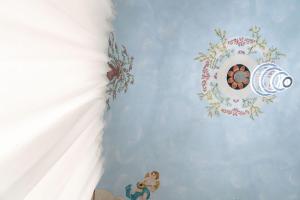 a bedroom with a blue wall with a wreath on it at Zagara e Lumia in Catania